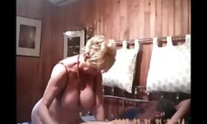 Presidente attaccare video anziane pelose il suo spazzolino da denti nella sua figa rasata sotto la Doccia Masturbazione