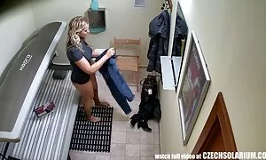 Sua moglie video pompini donne mature da 4 e in un angolo a guardare