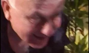 Platino video porno di sessantenni bianco si accende e l'assunzione di un carico di sperma